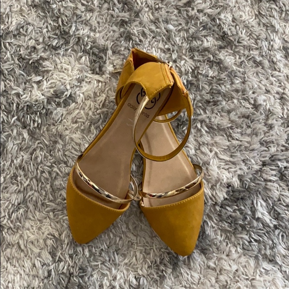 Daisy Fuentes flats.